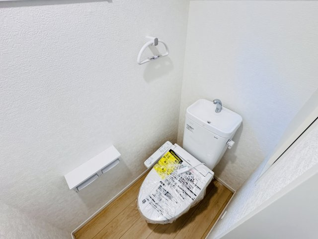 松戸市小金原５丁目新築戸建【貝の花小学校：7分】のトイレ|温水洗浄暖房便座つきトイレ