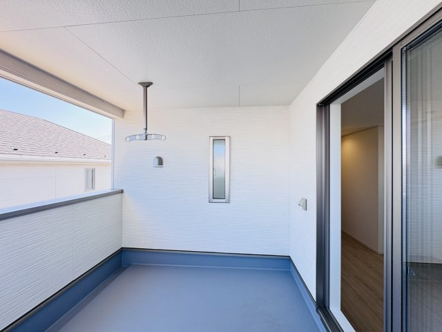 松戸市小金原５丁目新築戸建【貝の花小学校：7分】のバルコニー|南向きインナーバルコニー・外部電源付き