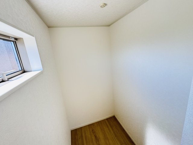 松戸市小金原５丁目新築戸建【貝の花小学校：7分】の収納|6帖洋室・ウォークインクローゼット