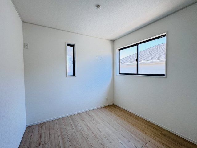 松戸市小金原５丁目新築戸建【貝の花小学校：7分】の洋室|5帖洋室