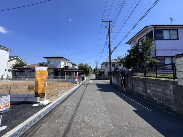 松戸市小金原５丁目新築戸建【貝の花小学校：7分】の前面道路含む現地写真|西側前面道路・幅員約5.9ｍ