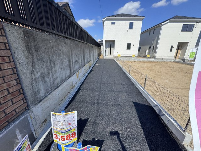 松戸市小金原５丁目新築戸建【貝の花小学校：7分】の前面道路含む現地写真|1号棟駐車スペース・縦列2台駐車可