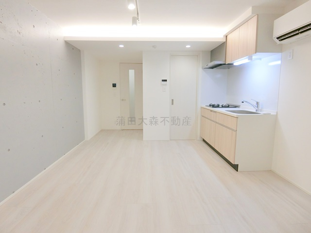ADORE URBAN大森町Aの居間・リビング