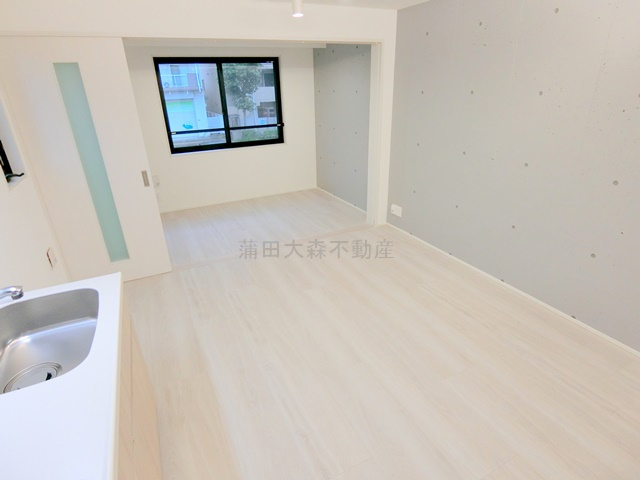 ADORE URBAN大森町Aの居間・リビング