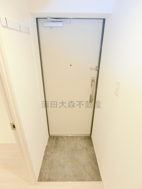 ADORE URBAN大森町Aの玄関