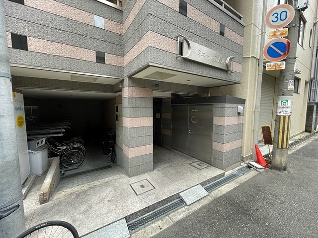 大阪市中央区瓦屋町３丁目の賃貸マンションのエントランス