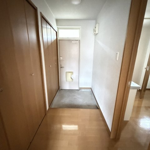 ハイツ紫苑青葉の玄関|明るい玄関です
