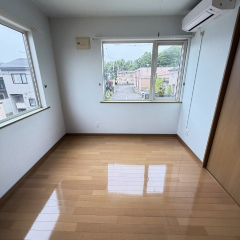 ハイツ紫苑青葉の洋室|明るい洋室です