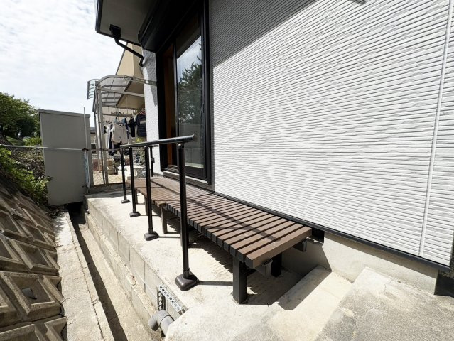 高槻市松が丘二丁目戸建のその他|１階南東側ウッドデッキです。