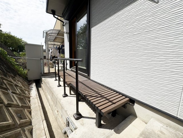 高槻市松が丘二丁目戸建のその他|１階南東側ウッドデッキです。