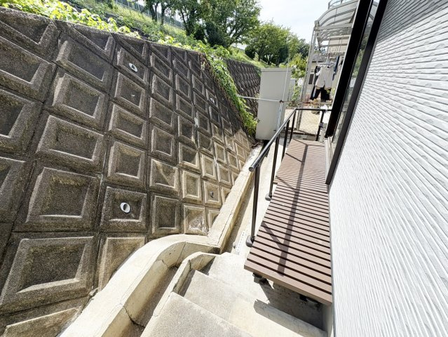高槻市松が丘二丁目戸建のその他|１階南東側ウッドデッキです。