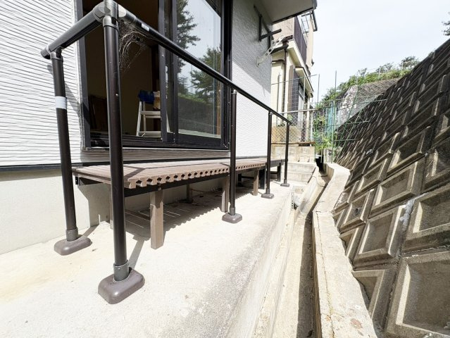高槻市松が丘二丁目戸建のその他|１階南東側ウッドデッキです。