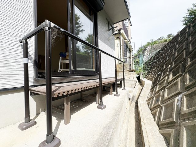 高槻市松が丘二丁目戸建のその他|１階南東側ウッドデッキです。