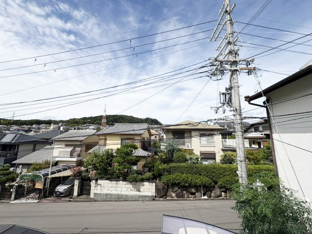 高槻市松が丘二丁目戸建の展望|洋室（６.０帖）からの北向きの眺望です。