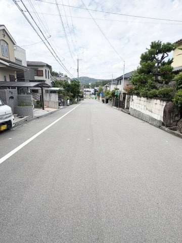 高槻市松が丘二丁目戸建の前面道路含む現地写真|前面道路約8ｍ