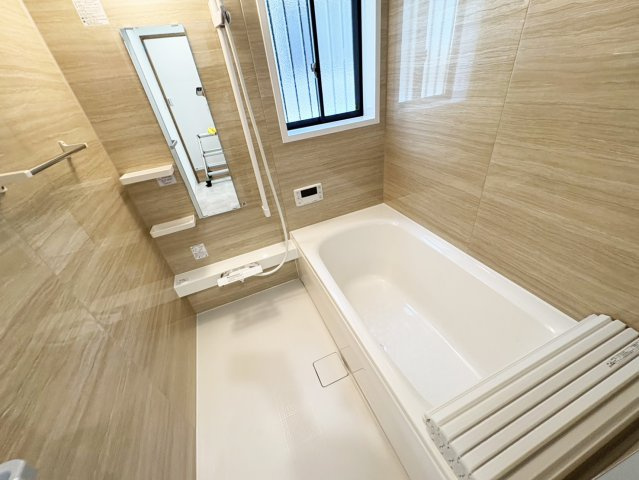 高槻市松が丘二丁目戸建の浴室|ハウステック製ユニットバスです。一日の疲れをゆっくり癒せる、落ち着いた雰囲気のお風呂です。（令和８年１０月現在）