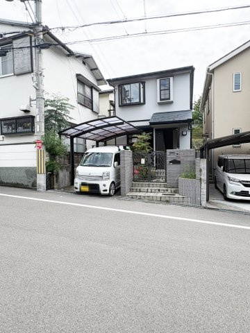高槻市松が丘二丁目戸建の前面道路含む現地写真|前面道路含む現地写真です