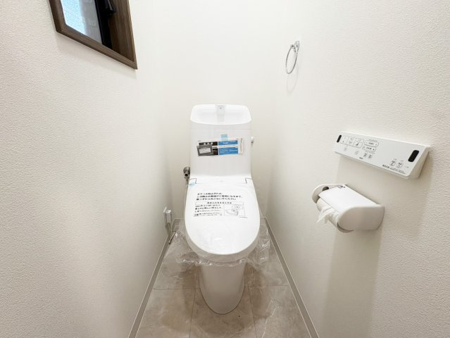 高槻市松が丘二丁目戸建のトイレ|LIXIL製トイレです。温水洗浄便座付きで、快適にお使いいただけます。（令和８年１０月現在）