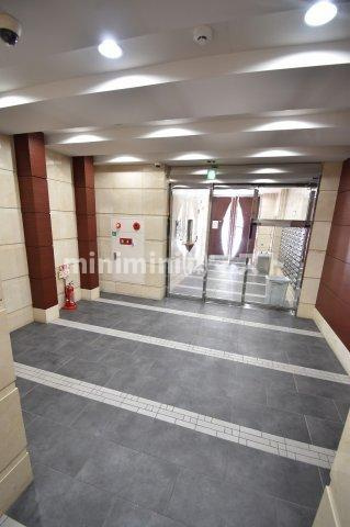 大阪市中央区内本町１丁目の賃貸マンションのエントランス