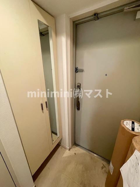 大阪市中央区内本町１丁目の賃貸マンションの玄関
