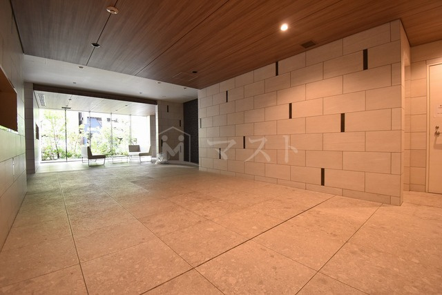 大阪市中央区瓦屋町１丁目の賃貸マンションのロビー