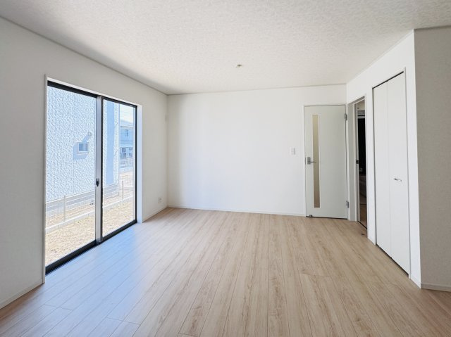 松戸市小金原５丁目新築戸建【貝の花小学校：7分】の居間・リビング|16.25帖リビングダイニングキッチン