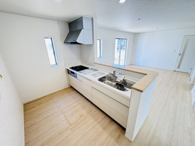 松戸市小金原５丁目新築戸建【貝の花小学校：7分】のキッチン|広々システムキッチン・シンクの水栓には浄水器付きがついてます！