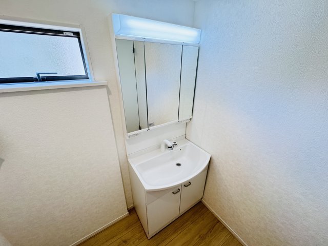 松戸市小金原５丁目新築戸建【貝の花小学校：7分】の独立洗面台|シャワーヘッド付き三面鏡洗面化粧台