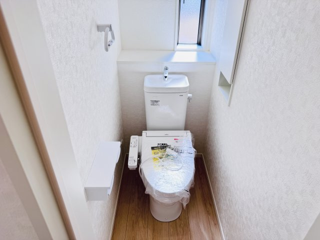 松戸市小金原５丁目新築戸建【貝の花小学校：7分】のトイレ|温水洗浄暖房便座つきトイレ