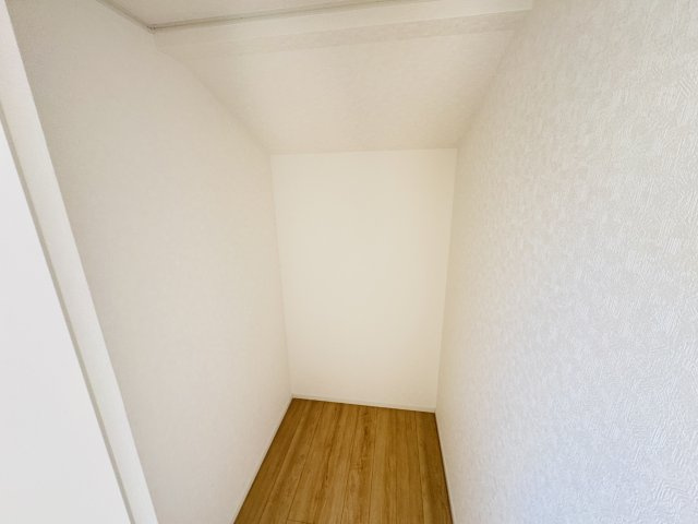 松戸市小金原５丁目新築戸建【貝の花小学校：7分】の収納|6帖洋室・ウォークインクローゼット