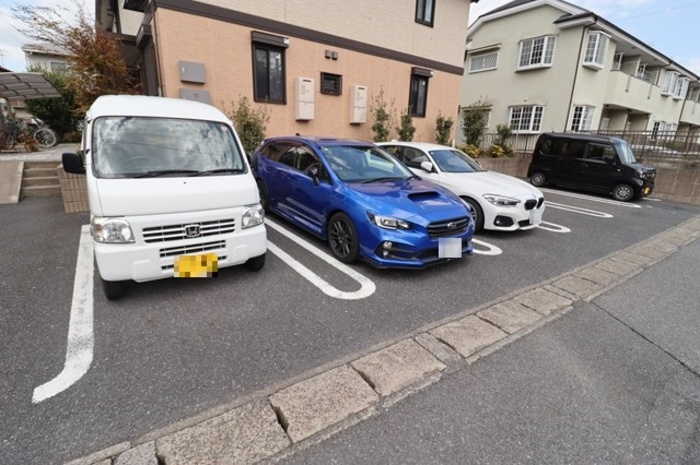 フェリース・パインの駐車場