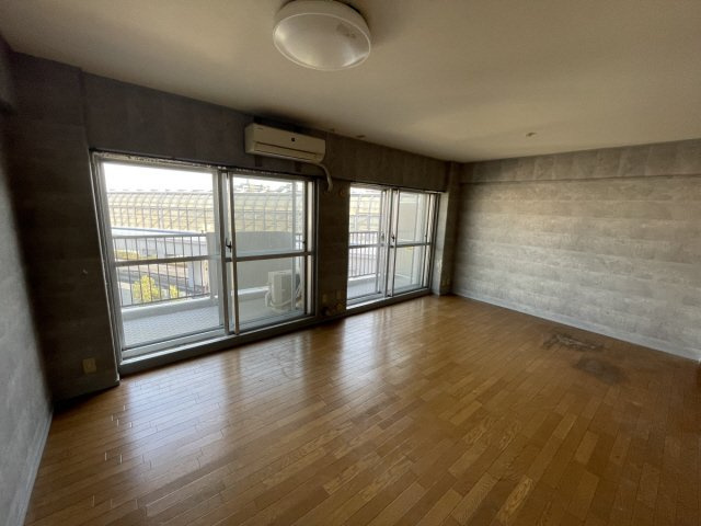 神戸市灘区大石東町１丁目の賃貸マンションの居間・リビング
