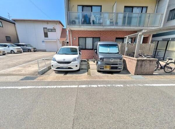 リシェ六甲南の駐車場