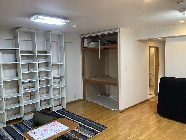 芦屋市大原町の賃貸マンションの居間・リビング