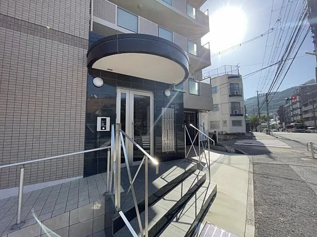 神戸市灘区篠原本町３丁目の賃貸マンションのエントランス