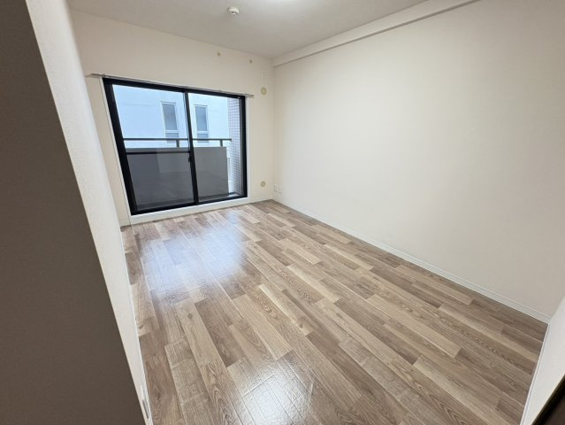フェアリークリスタル市川の洋室