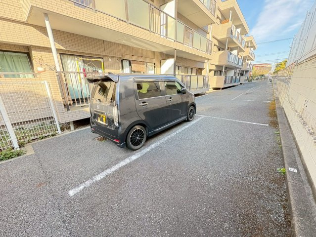 フェアリークリスタル市川の駐車場
