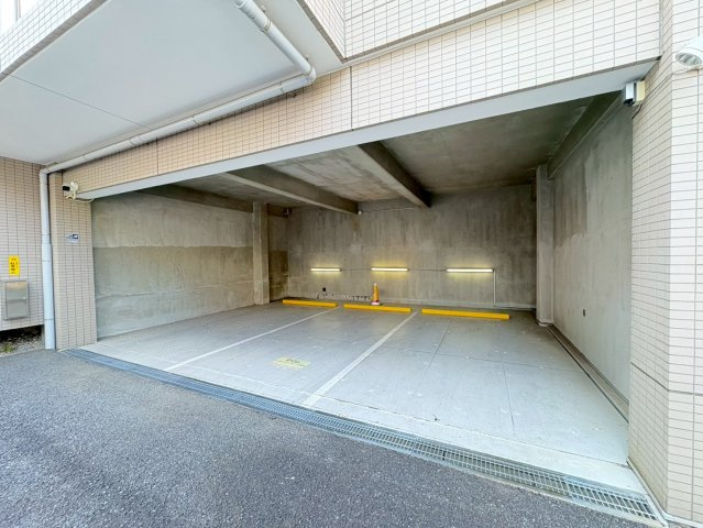 フェアリークリスタル市川の駐車場