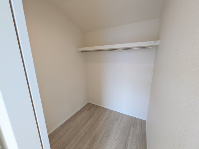 つくばみらい市伊奈東41番　新築戸建て　A号棟の収納|大容量のウォークインクローゼット。衣類はもちろん、スーツケースや季節の家電もまとめて収納でき、居室空間をすっきりと保ちます。