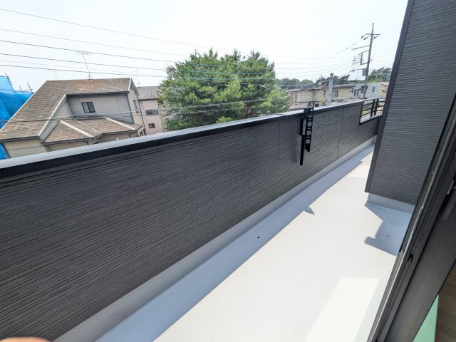 つくばみらい市伊奈東41番　新築戸建て　A号棟のバルコニー|洗濯物も布団もまとめて干せるワイド設計。
広々としたワイドバルコニーで、家事の効率が上がり、日々の暮らしが快適になります。