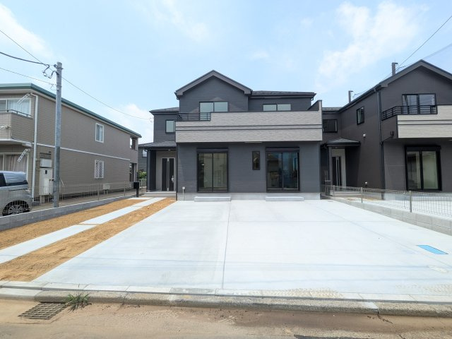 つくばみらい市伊奈東41番　新築戸建て　A号棟の前面道路含む現地写真|現地完成済で建物や駐車場、お庭も全てご覧いただけます。。
本日のご見学も可能です♪
お気軽にお電話またはお問い合わせください。