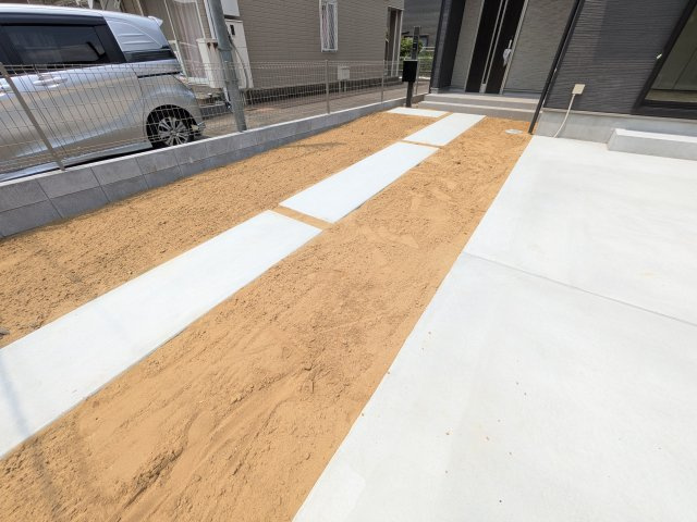 つくばみらい市伊奈東41番　新築戸建て　A号棟の庭|リビングに明るい光を届ける南庭。
お子様の遊び場やペットのスペースとしても最適です。
室内外で心地よい暮らしが叶います。