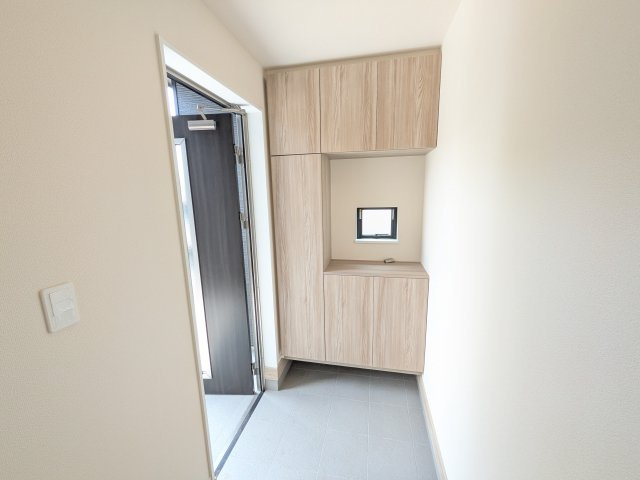 つくばみらい市伊奈東41番　新築戸建て　A号棟の玄関|家族全員の靴がスッキリ片付く大容量シューズボックス完備。
お客様を気持ちよく迎えられる、明るく清潔感あふれる玄関です。