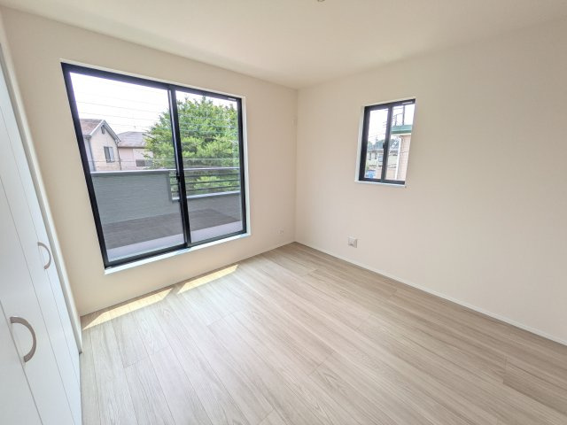 つくばみらい市伊奈東41番　新築戸建て　A号棟の洋室|たっぷり収納と明るい窓で、片付けも気持ち良くできる洋室。
お子様の「自分の部屋が欲しい」という夢を叶えます。
