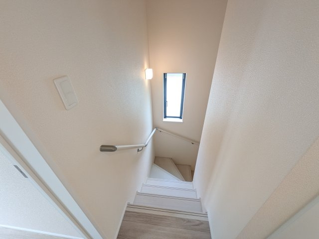 つくばみらい市伊奈東41番　新築戸建て　A号棟の内装|窓付きで明るい階段は、手すり付きでお子様からご年配の方まで安心して上り下りができます♪