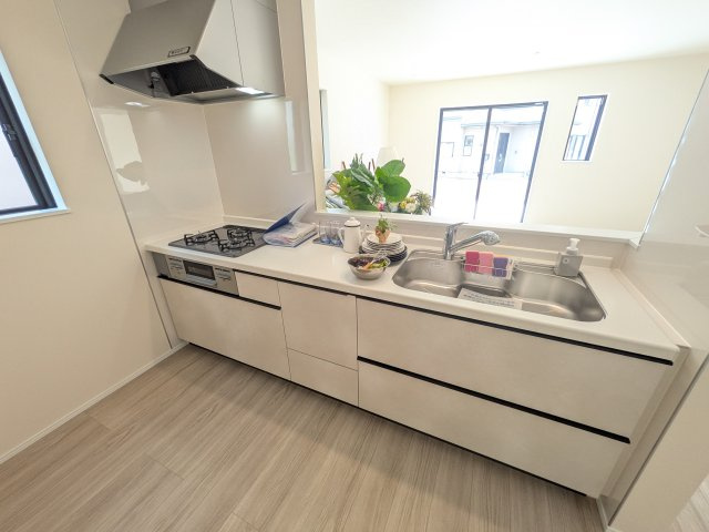 つくばみらい市伊奈東41番　新築戸建て　A号棟のキッチン|対面式カウンターでリビングとの一体感を演出。使いやすい動線と豊富な収納で、毎日の料理時間も快適に過ごせます。