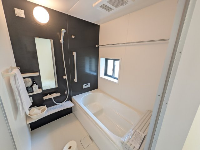 つくばみらい市伊奈東41番　新築戸建て　A号棟の浴室|1坪タイプのゆったりとしたバスルームは浴室暖房換気乾燥機付きで、どんな季節でも快適なバスタイムを満喫出来ます♪
窓付きで明るく開放的なところも良いですね！
