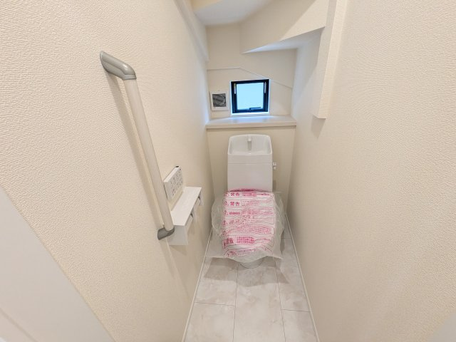 つくばみらい市伊奈東41番　新築戸建て　A号棟のトイレ|高い節水性能で、水道代を大幅にカット。環境とお財布に優しく、家計をしっかりサポートします。