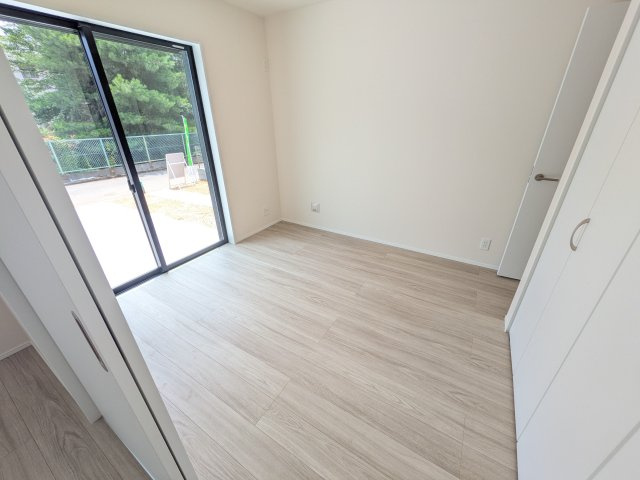 つくばみらい市伊奈東41番　新築戸建て　A号棟の洋室|リビングと繋がる多目的スペース。引き戸を開ければ広々LDK、閉じれば客間や書斎、お子様の遊び場に早変わりします。