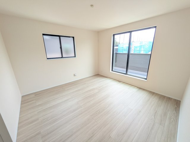 つくばみらい市伊奈東41番　新築戸建て　A号棟の洋室|バルコニーに面した２面採光で明るく開放的な洋室です♪